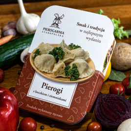 prezentacja pierogów z boczkiem i ziemniakami